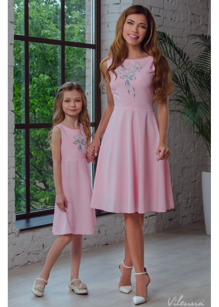 Сукня для дівчинки з квітковою вишивкою та оригінальними зав'язками на спині • колір: рожевий • інтернет магазин • vilenna • фот
