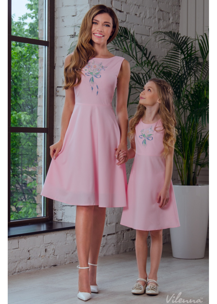 Сукня для дівчинки з квітковою вишивкою та оригінальними зав'язками на спині • колір: рожевий • інтернет магазин • vilenna • зоб