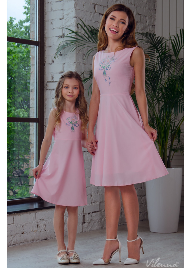 Сукня для дівчинки з квітковою вишивкою та оригінальними зав'язками на спині • колір: рожевий • інтернет магазин • vilenna • вид