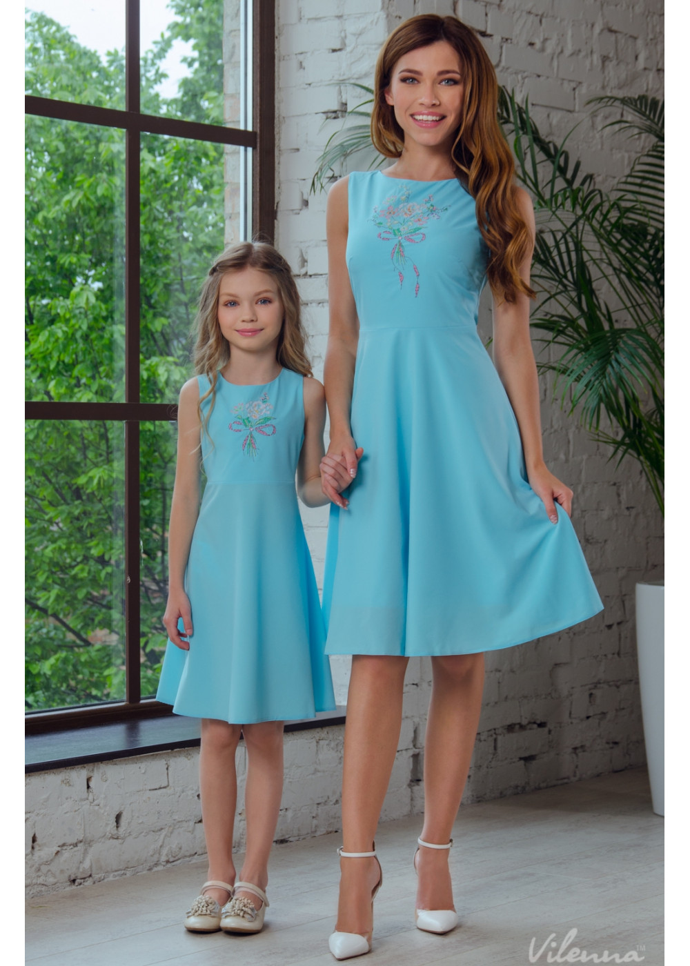 Сукня для дівчинки з квітковою вишивкою та оригінальними зав'язками на спині • колір: блакитний • інтернет магазин • vilenna • з